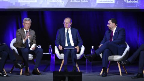 Los presidentes Alfonso Rueda y Adri�n Barb�n, con Xos� Luis Vilela, en el foro Encuentros en el Eo, en Ribadeo.