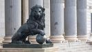 Imagen de uno de los leones de la fachada principal del Congreso de los Diputados.