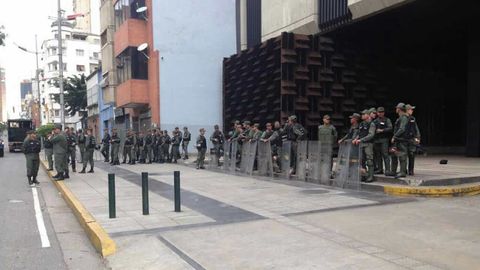 Soldados de la Guardia Nacional Bolivariana asediando la Fiscala de Venezuela, sede del Ministerio Pblico de Venezuela