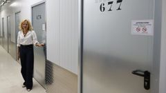 Yolanda Moldes gestiona un bajo con trasteros en el centro de Pontevedra
