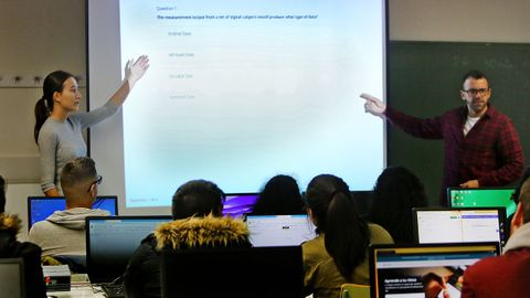 Imagen de archivo de una clase de FP en inglés en el instituto Manuel Antonio (Vigo) con un auxiliar de conversación
