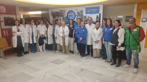 Participantes en la mesa informativa sobre la diabetes instalada en el Chuac