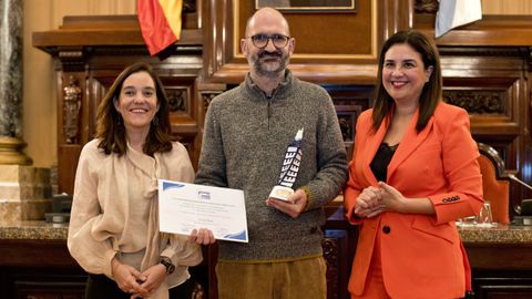 El periodista Toni Silva, tras la entrega del premio con la alcaldesa Ins Rey y Doda Vzquez, presidenta de la Asociacin de la Prensa de A Corua