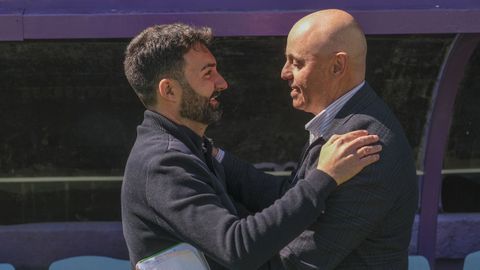 Romo, el entrenador del Racing, con Juanvi Peinado, el entrenador del Guadalajara