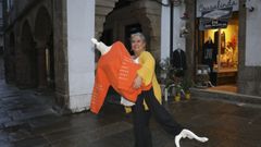 Curru Barreiro renueva Cousalinda, la tienda  que traslad� desde Ames a la R�a do Vilar. �Quiero ayudar a que los santiagueses vuelvan a ver como suya, y no solo del turista, esta calle�, asegura. �Regreso a mis or�genes. Mi juventud la pas� aqu�, en el cercano bar Suso�, apunta con ilusi�n