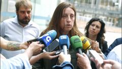 La cabeza de lista de Podemos, Lorena Gil (c), atiende a los periodistas en la Junta Electoral Provincial tras recoger su acta de diputada de la Junta General del Principado.