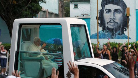 El papa Benedicto XVI, en el papamvil de camino al aeropuerto de La Habana, durante una visita a Cuba en marzo del 2012.