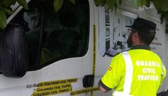 PRECINTADO Un guardia civil observa el precinto realizado a la furgoneta que conduc�a el reincidente de Sada que dio positivo cuando sal�a de un juicio por alcoholemia