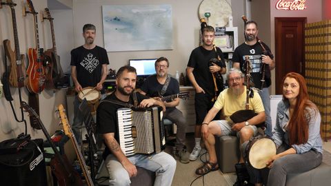 Los componentes del nuevo grupo de folk en el local de ensayo de la academia Rocódromo