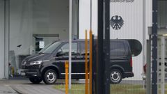 Un vehculo policial, ayer saliendo del Tribunal Federal de Justicia en Karlsruhe, Alemania, donde los dos espas rusos fueron imputados.
