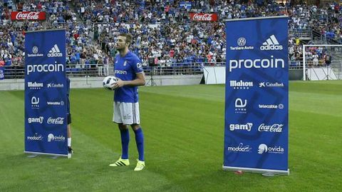 Deb�t agridulce para Michu.Michu durante su presentaci�n como jugador del Real Oviedo