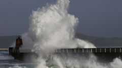 El temporal dej� olas de m�s de seis metros en Corrubedo