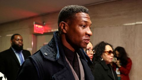 El actor Jonathan Majors, a su llegada al juicio en el que ha sido declarado culpable de agresi�n y acoso a su novia