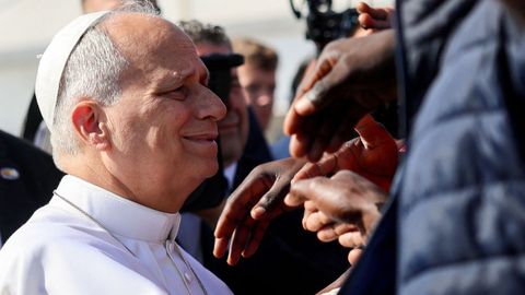 Le�n XIV estrecha la mano de los migrantes que le esperaban en el centro Las Ra�ces.
