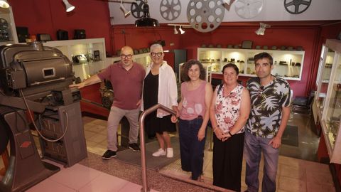 De izquierda a derecha: C�sar Fern�ndez, secretario en Imaxe e Son; Isabel Capinha, su hom�loga en el centro portugu�s; Isabel Puente, limpiadora en Imaxe e Son; Fernanda Morgado, que hace la misma tarea en Co�mbra y Miguel Pazos, tambi�n limpiador