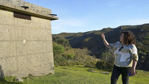 Carmen Couto, vecina de A Laxe, ante el dep�sito de agua ahora racionada en Fornelos.