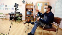 Imagen de archivo de un profesor de cuerda en el conservatorio de Arousa, Jorge Ortal, dando clases telem�ticas