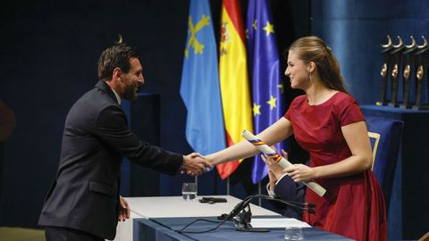 La Princesa Leonor entrega al futbolista argentino Leo Messi (i) el Premio Princesa de Asturias de los Deportes