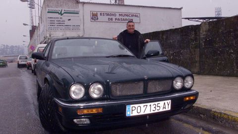 Nino Mirn, con su Jaguar, en el estadio de Pasarn en noviembre del 2001