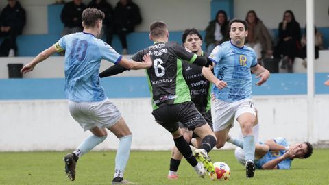 Rolle y Trasi pelean un bal�n dividido en la visita del Boiro al Kiko Rey.