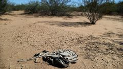 Restos de la mochila de un migrante en una zona des�rtica de Arizona