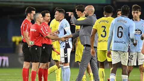 Claudio Gir�ldez y Iago Aspas, intercambiando impresiones con el equipo arbitral tras el Villarreal-Celta.