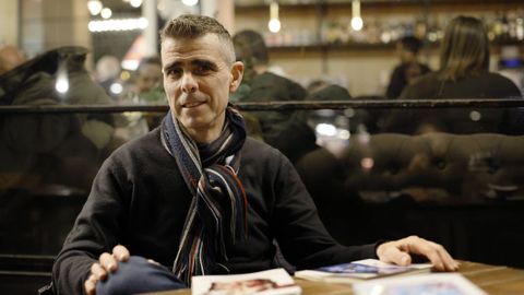 Juan Mari�as es editor, escritor y mozo de almac�n. 