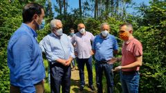 El alcalde de Corvera, Iv�n Fern�ndez, el director David Villar  en el inicio de la senda del Esca�orio. Ambos aparecen en las fotograf�a junto a los vecinos Vicente �lvarez y Jos� Luis Barrera, y el concejal de Servicios Generales del Ayuntamiento de Corvera, Rafael �lvarez