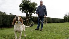 Jos� Antonio L�pez, cun can de caza. Defende o labor que fan os cazadores para acabar cos xabar�s e reclama unha negociaci�n entre todas as partes implicadas para que non sexan os tecores os que te�an que abonar os danos que producen estes animais nas leiras.