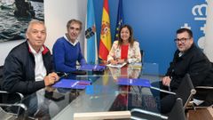 Los participantes en la reuni�n mantenida ayer en Santiago.
