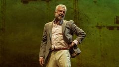 Adolfo Fern�ndez fund� en el 2002 en Bilbao -junto con la productora Cristina Elso, su esposa- la compa��a teatral K Producciones. En la imagen, el actor, retratado en pleno montaje de la versi�n de la novela �En la orilla�, que protagoniz�, escribi�, produjo y dirigi�.