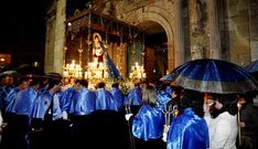 La procesi�n de la Virgen de los Dolores tuvo que regresar debido a la lluvia.