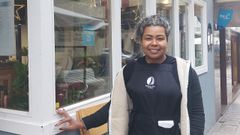Valentina Castro regenta un local de comida venezolana en Ferrol junto a su hermana.