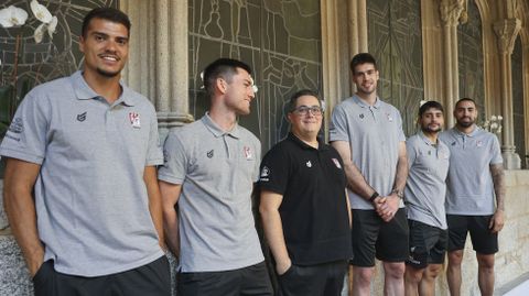 De izquierda a derecha, Diogo Brito, �lex Barcello, el t�cnico Diego Epifanio, Alonso Faure, Sergi Quintela y Yunio Barrueta.