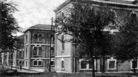 Antiguo Cuartel de Pelayo. Hoy en da, estos edificios conforman el Campus del Miln de la Universidad de Oviedo