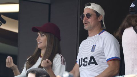 Brad Pitt y Pen�lope Cruz, en otro momento del partido