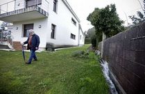 Las bombas de achique funcionan a pleno rendimiento en una de las casas de As Naveiras.
