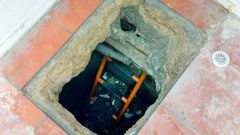 Escalera con acceso al zulo, bajo el plato de ducha.