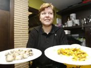 En el Xoyma, mostrando raciones elaboradas con berberechos.