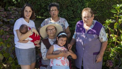 Carmen Garc�a, protegida con un sombrero, con las otras cuatro generaciones de su familia.