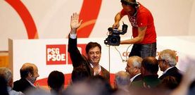 Besteiro, tras su proclamaci�n, rodeado por militantes y acompa�ado por Rubalcaba, Touri�o y Pachi V�zquez.