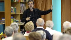  Cincuenta mayores coru�eses que participaron en la nueva pel�cula de Luis Tosar. Quien a hierro mata, se re�nen con el director, Paco Plaza, para visionarla.