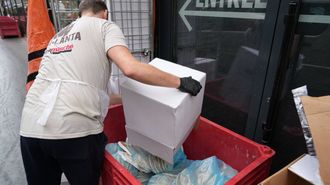 Un trabajador de un supermercado de Par�s tira productos perecederos en el exterior del establecimiento
