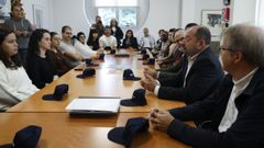 Imagen de grupo durante el encuentro con el responsable de Turismo de la Xunta, Jos� Manuel Merelles, en la Facultad de Turismo.