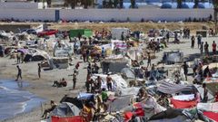 Vista este viernes de la playa del Trampol�n de Ceuta tras los ingredientes registrados en el d�a de ayer jueves