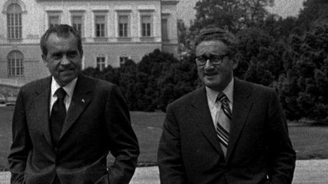 Dos actores polticos fundamentales en Estados Unidos en los aos 60 y 70, el presidente Richard Nixon y el jefe de su diplomacia, Henry Kissinger, en 1972 en Salzsburgo, Austria