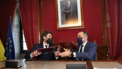 Alberto Varela y Julio Garc�a Comesa�a firmaron el convenio para la construcci�n de un nuevo centro de salud en Vilagarc�a