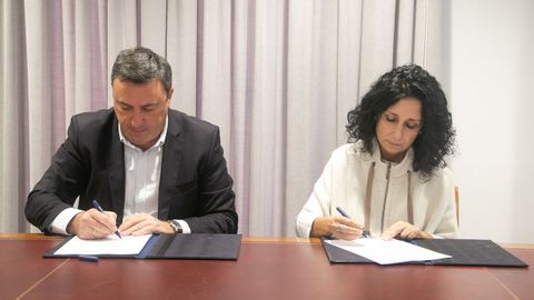 Valent�n Gonz�lez Formoso y Margot Lamela, durante la firma del convenio de colaboraci�n