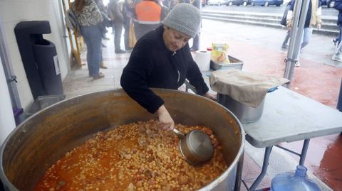 Preparacin de los callos en el exterior del pabelln.