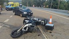 La moto qued destrozada tras el impacto contra el coche